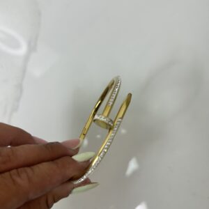 Pulsera clavo briili dorado es de acero